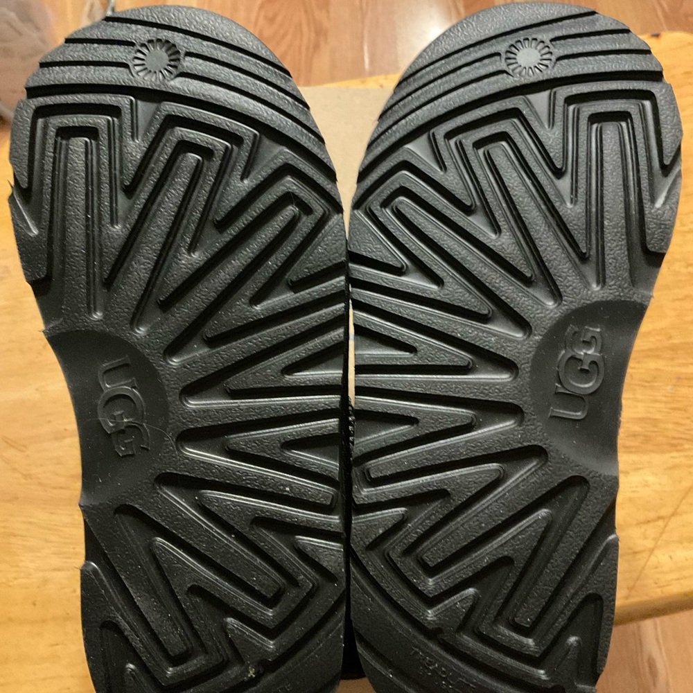 Kids Slip on UGG slippers. Size 13